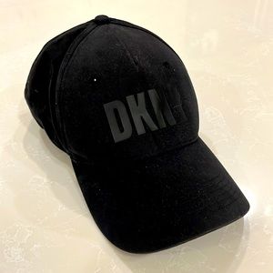 DKNY BLACK HAT ONE SIZE